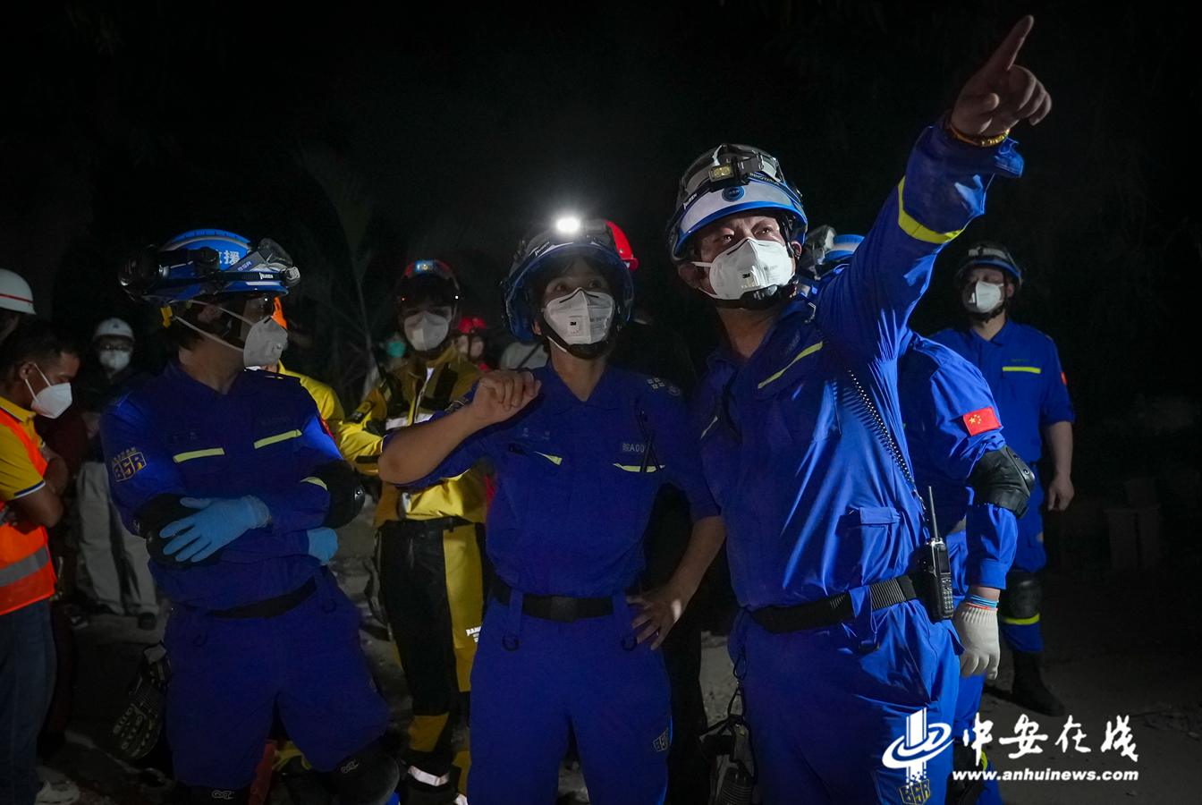 2、队长苏琴（中间）在缅甸地震灾区指挥援.jpg