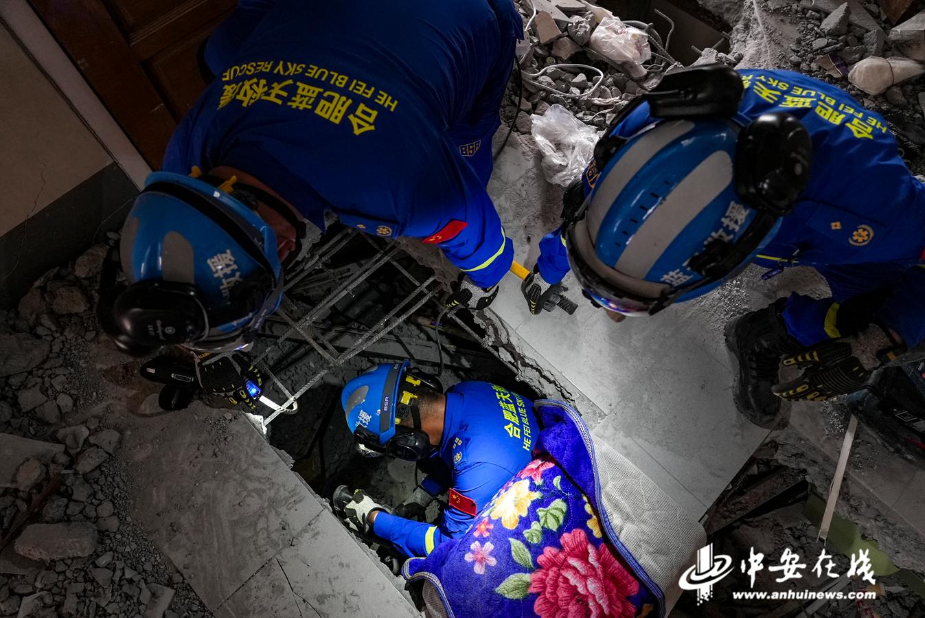3、合肥蓝天救援队在进入地震中心参与救援.jpg