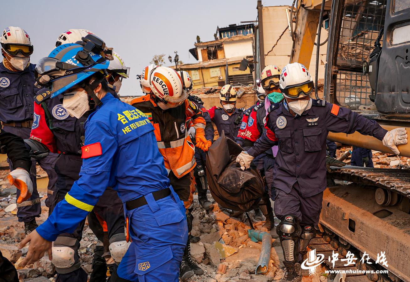 6、地震中搜救出被困人员.jpg