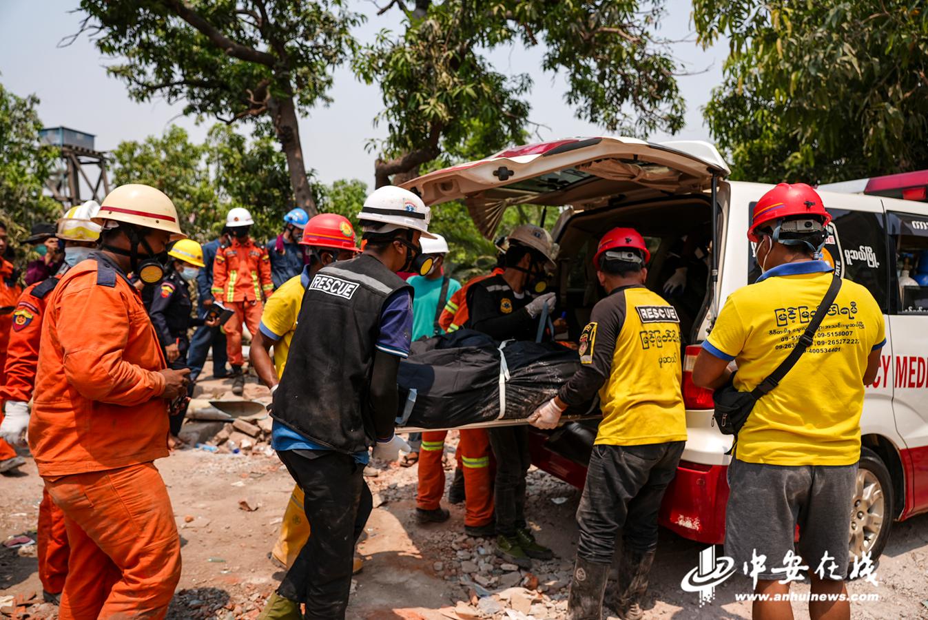 7、当地救援车辆把搜救出的人员紧急送往医院.jpg
