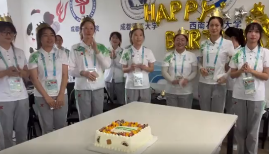 大运会首金当日，10名“小青椒”共同庆生 中国选手送来祝福！